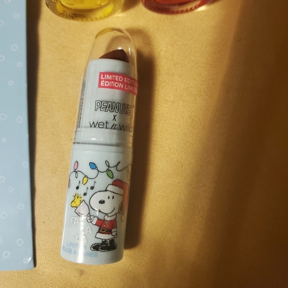 Peanuts x Wet n Wild Bundle nail polish lipstick nail file Christmas Snoopy - Picture 3 of 4